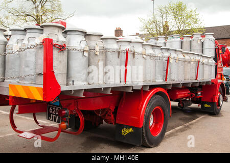 Klassische Foden Flachbett Wagen in Sandbach Cheshire, mit Milchkannen aus ländlichen Land Bauernhöfe zu sammeln, hier am Sandbach transport Show gesehen Stockfoto