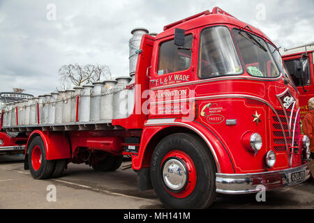 Klassische Foden Flachbett Wagen in Sandbach Cheshire, mit Milchkannen aus ländlichen Land Bauernhöfe zu sammeln, hier am Sandbach transport Show gesehen Stockfoto