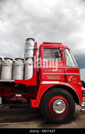 Klassische Foden Flachbett Wagen in Sandbach Cheshire, mit Milchkannen aus ländlichen Land Bauernhöfe zu sammeln, hier am Sandbach transport Show gesehen Stockfoto