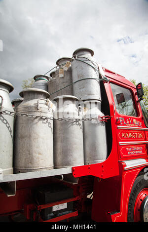 Klassische Foden Flachbett Wagen in Sandbach Cheshire, mit Milchkannen aus ländlichen Land Bauernhöfe zu sammeln, hier am Sandbach transport Show gesehen Stockfoto