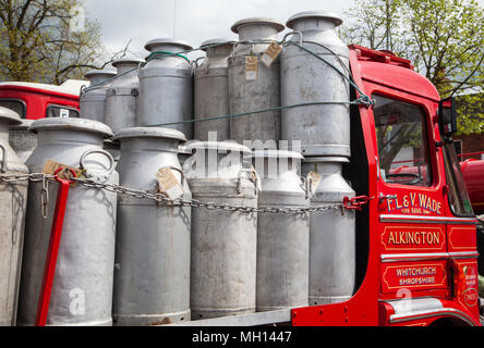 Klassische Foden Flachbett Wagen in Sandbach Cheshire, mit Milchkannen aus ländlichen Land Bauernhöfe zu sammeln, hier am Sandbach transport Show gesehen Stockfoto