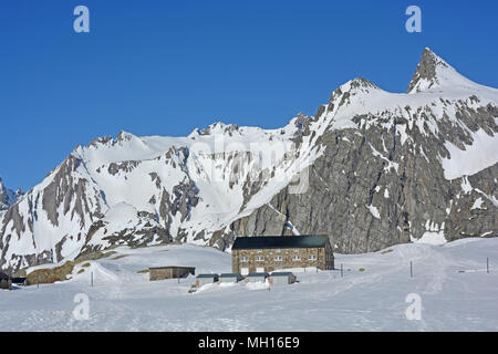 Der große St. Bernhard Pass in der Schweiz, die über den gefrorenen See und auf den Grand Golliat in Italien Stockfoto