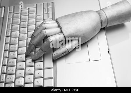 Futuristische Roboter Hand tippen und Arbeiten mit Laptop Tastatur. Mechanischer Arm mit Computer Stockfoto