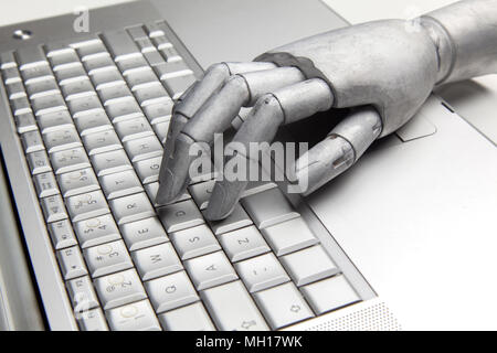 Futuristische Roboter Hand tippen und Arbeiten mit Laptop Tastatur. Mechanischer Arm mit Computer Stockfoto