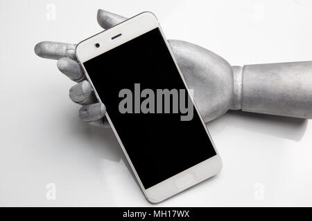 Roboter Hand mit schwarzen Bildschirm Mobiltelefon auf Weiß Stockfoto