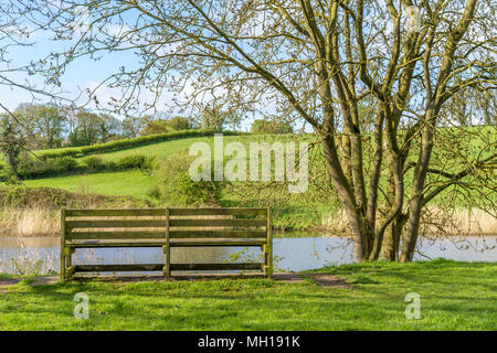 Leeren Bank mit Blick auf die Ufer des Flusses Weaver in Cheshire in der Nähe von Northwich, Großbritannien Stockfoto