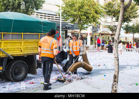 Limassol, Zypern. - 26. Februar 2017 - Street Sweeper maschinelle Reinigung der Straße nach einem Karneval Party Stockfoto