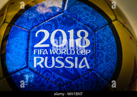 Moskau, Russland. April 29, 2018. Souvenir Ball mit den Emblemen der FIFA WM 2018 in Moskau, getönt Stockfoto