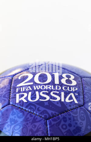 Moskau, Russland. April 29, 2018. Souvenir Ball mit den Emblemen der FIFA WM 2018 in Moskau, getönt Stockfoto