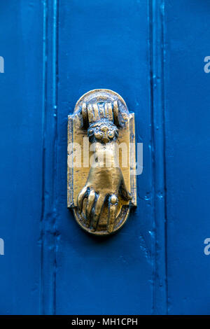 Ein türklopfer in Form einer Hand auf eine blaue Tür, London, UK Stockfoto