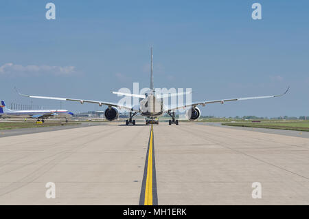 Berlin Schönefeld, Deutschland, April 28. 2018.; Airbus A350 - 900 XWB während der ILA in Berlin Schönefeld auf der Start- und Landebahn Stockfoto