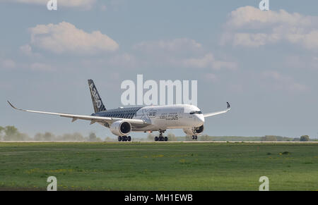 Berlin Schönefeld, Deutschland, April 28. 2018.; Airbus A350 - 900 XWB während der ILA in Berlin Schönefeld auf der Start- und Landebahn Stockfoto