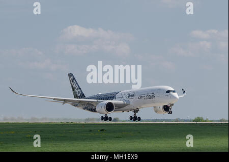 Berlin Schönefeld, Deutschland, April 28. 2018.; Airbus A350 - 900 XWB während der ILA in Berlin Schönefeld auf der Start- und Landebahn Stockfoto