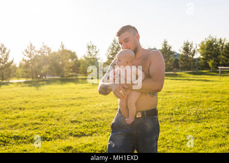 Vater und Sohn spielen auf dem Feld der Natur Stockfoto