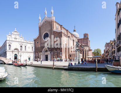 Basilika dei Santi Giovanni e Paolo (San Zanipolo) und der Scuola Grande di San Marco,, Campo Santi Giovanni e Paolo, Castello, Venice, Italien. Panorama, Stockfoto