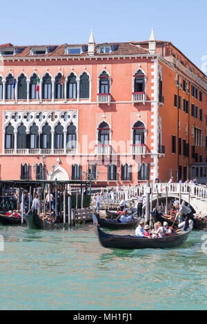 Gondeln (GONDOLIERI) mit Touristen außerhalb des Hotel Danieli, Castello, Venedig, Venetien, Italien von Basino San Marco (Markusplatz) Lagune gesehen Stockfoto