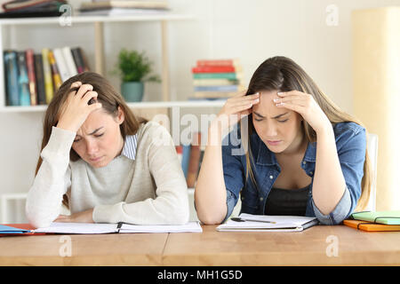 Vorderansicht von zwei müde Schüler zu Hause studieren Stockfoto