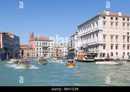 Sehr viel Wasser Taxi Boot Verkehr mit Touristen Sightseeing auf dem Canal Grande, San Polo, Venedig, Venetien, Italien gefüllt. Wacht dieser Boote sind Stockfoto