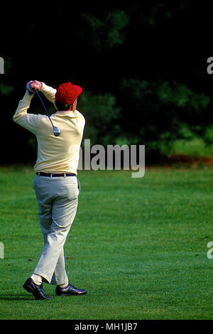 Camp Springs, Maryland, USA, 1992 Präsident George H.W. Bush treibt seine Kugel aus der erste T-Stück auf der Andrews Air Force Base Golf Course. Stockfoto