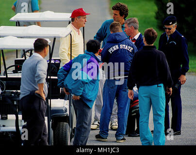 Camp Springs, Maryland, USA, 1992 Präsident George H.W. Bush Gespräche mit seinem Sohn Neil nach spielen eine Runde Golf Andrews Air Force Base Golf Course. Stockfoto