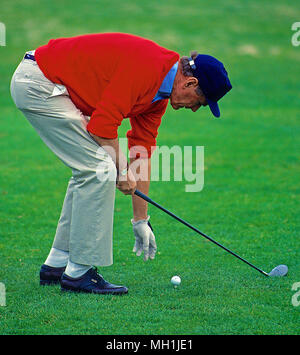 Camp Springs, Maryland, USA, 1992 Präsident George H.W. Bush wird fertig, Chip auf dem 18 Grün an der Andrews Air Force Base Golf Course. Stockfoto