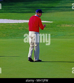 Camp Springs, Maryland, USA, 1992 Präsident George H.W. Bush Schläge heraus auf dem 18 Grün an der Andrews Air Force Base Golf Course. Stockfoto