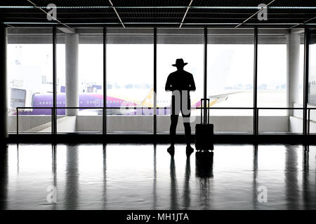 Mann in Hut im Flughafen Stockfoto