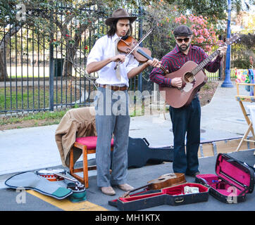 Animateure spielen Geige und Gitarre auf dem Bauernmarkt in Little Italy, San Diego Stockfoto