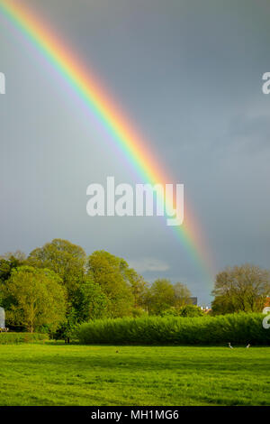 Regenbogen über Felder und die Landschaft im Grantchester, Cambridge, Cambridgeshire, Großbritannien Stockfoto