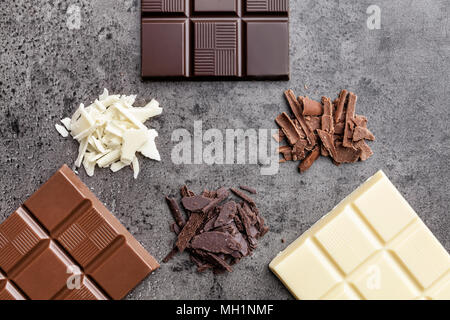 Lecker und süß Vielzahl von chocole auf rustikalen Hintergrund Stockfoto