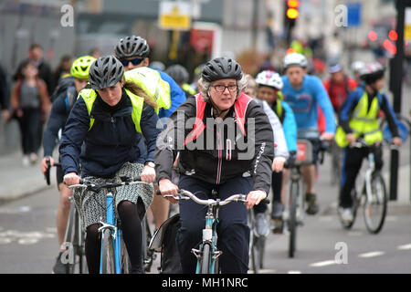 Radfahrer Fahrt über den Verkehrsknotenpunkt auf Blackfriars Road und die Stamford Street Richtung Süden in Richtung Southwark auf dem Fahrrad Superhighway in Centr Stockfoto