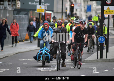 Radfahrer Fahrt über den Verkehrsknotenpunkt auf Blackfriars Road und die Stamford Street Richtung Süden in Richtung Southwark auf dem Fahrrad Superhighway in Centr Stockfoto