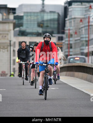 Radfahrer Fahrt über Blackfriars Bridge in Richtung Süden, das Tragen einer Maske auf dem Fahrrad Superhighway in London während der morgendlichen Rush hour. Stockfoto