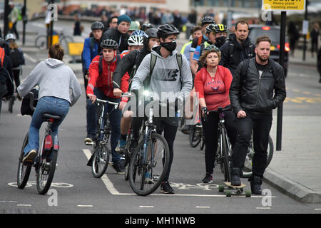 Radfahrer tragen Gesichtsmasken und ein Skateboarder warten an der Ampel kreuzung Blackfriars Bridge und die Stamford Street Richtung Süden in Richtung Southwark Stockfoto