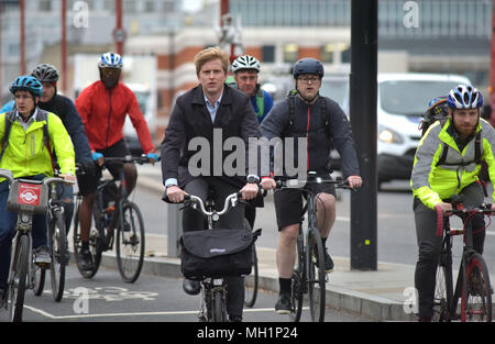 Ein Radfahrer, der auf einem Brompton Bike auf Blackfriars Bridge in Richtung Süden in Richtung Southwark auf dem Fahrrad Superhighway in London rush hour Stockfoto