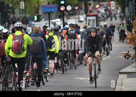 Radfahrer entlang der zweispurigen Autobahn Fahrrad auf die Blackfriars Bridge, die in der Verzweigung mit Stamford Street in London während des Th Stockfoto