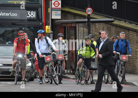 Radfahrer auf Blackfrairs Bridge Road, Santander Fahrräder in Central London während der morgendlichen Rush hour Stockfoto