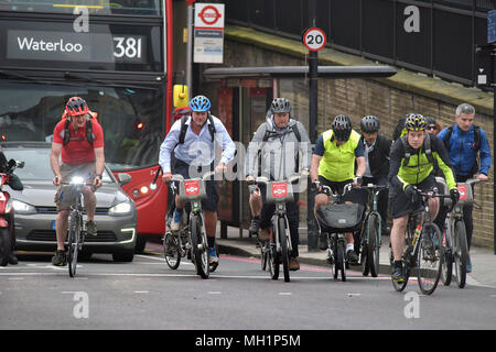 Radfahrer auf Blackfrairs Bridge Road, Santander Fahrräder in Central London während der morgendlichen Rush hour Stockfoto