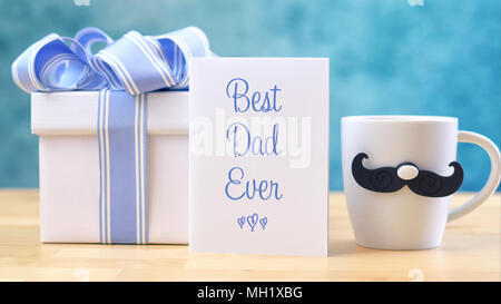 Der glückliche Vater Tag Nahaufnahme der beste Vater jemals Grußkarte und einer Kaffeetasse auf dem Tisch. Stockfoto