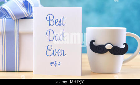 Der glückliche Vater Tag Nahaufnahme der beste Vater jemals Grußkarte und einer Kaffeetasse auf dem Tisch. Stockfoto