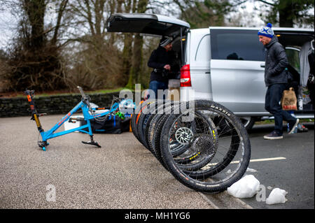 Zwei Männer Mountainbikes von einem Mercedes Vito Van auf einem Parkplatz auspacken an Grizedale im Lake District. Stockfoto