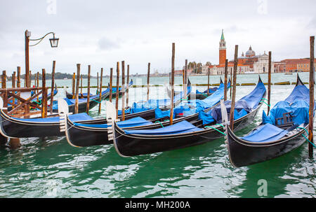 Gondeln in der Nähe von Markusplatz in Venedig, Italien Stockfoto