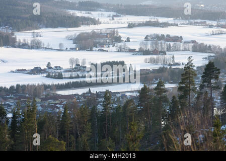 Schnee-bedeckten ländlichen Ackerland im späten Winter, Frühjahr in Nedre Eiker/Ovre Norwegen Stockfoto