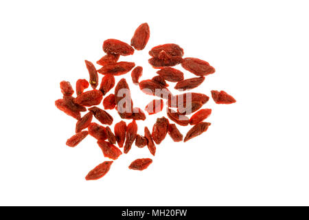 Getrocknete Goji Beeren auf weißem Hintergrund. Stockfoto