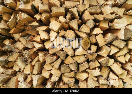 Stapel von gehackten Brennstämme. Stapel Holz Stücke. Schnittholz. Woodpile. Ländliche home Konzept. Lagerung von Brennholz trocken gehackt Protokolle Wärmeerzeugung W Stockfoto