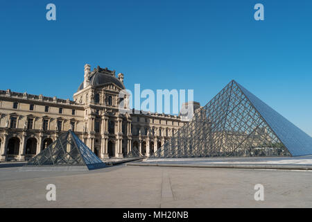 Paris, Frankreich, 27. April 2017: Louvre Museum, Gebäude und Pyramide, Frankreich, Europa. Louvre Museum ist eines der größten und am meisten besuchten Museen weltweit Stockfoto