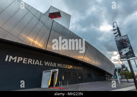 Imperial War Museum North in Salford Quays, Trafford, Greater Manchester, UK am 26. April 2018 Die Luft shard hat einen Balkon, der beleuchtet ist wit Stockfoto