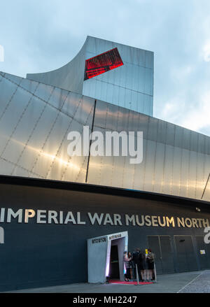 Imperial War Museum North in Salford Quays, Trafford, Greater Manchester, UK am 26. April 2018 Die Luft shard hat einen Balkon, der beleuchtet ist wit Stockfoto