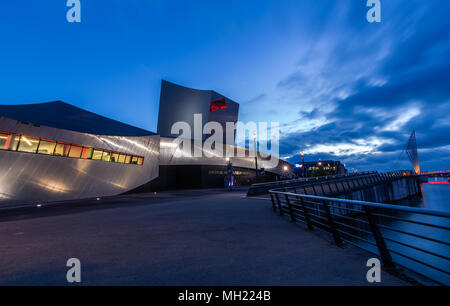 Imperial War Museum North in Salford Quays, Trafford, Greater Manchester, UK am 26. April 2018. In der eveining mit der Luft shard anzeigen Balkon, Stockfoto