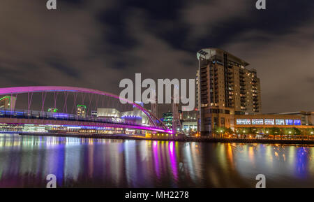 Die Imperial Point, mehrstöckiges Gebäude und Millenium (Lowry) Foot Bridge bei Nacht beleuchtet und von der Südseite der Manchester Schiff gesehen Ca Stockfoto